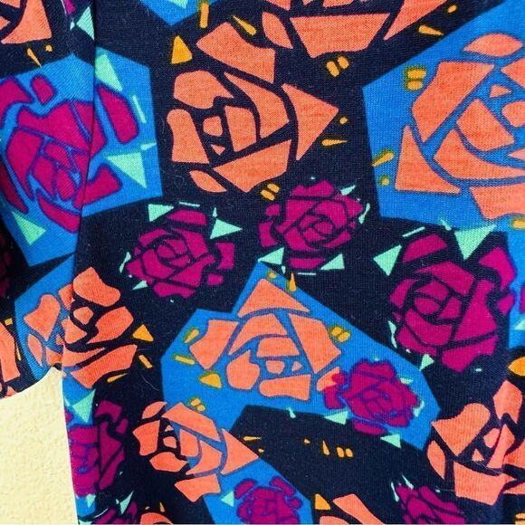Lularoe Roses Tee - Picture 3 of 4
